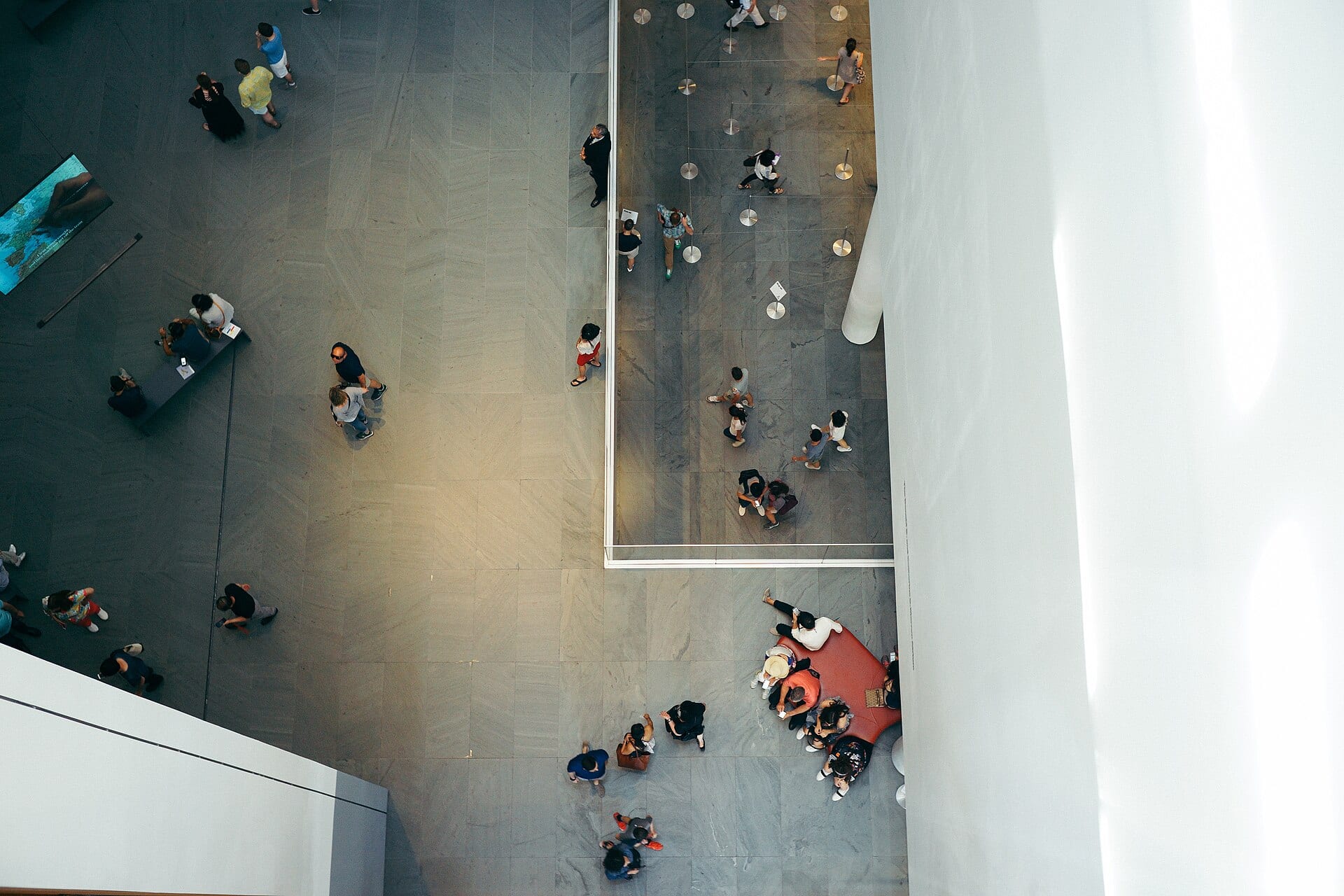 Visiteurs dans l'atrium d'un musée vus du dessus