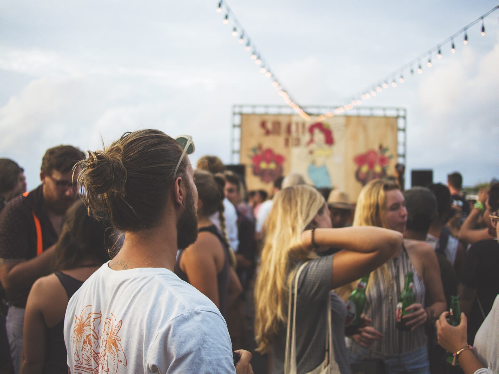 Amis réunis dans la foule d'un festival en plein air