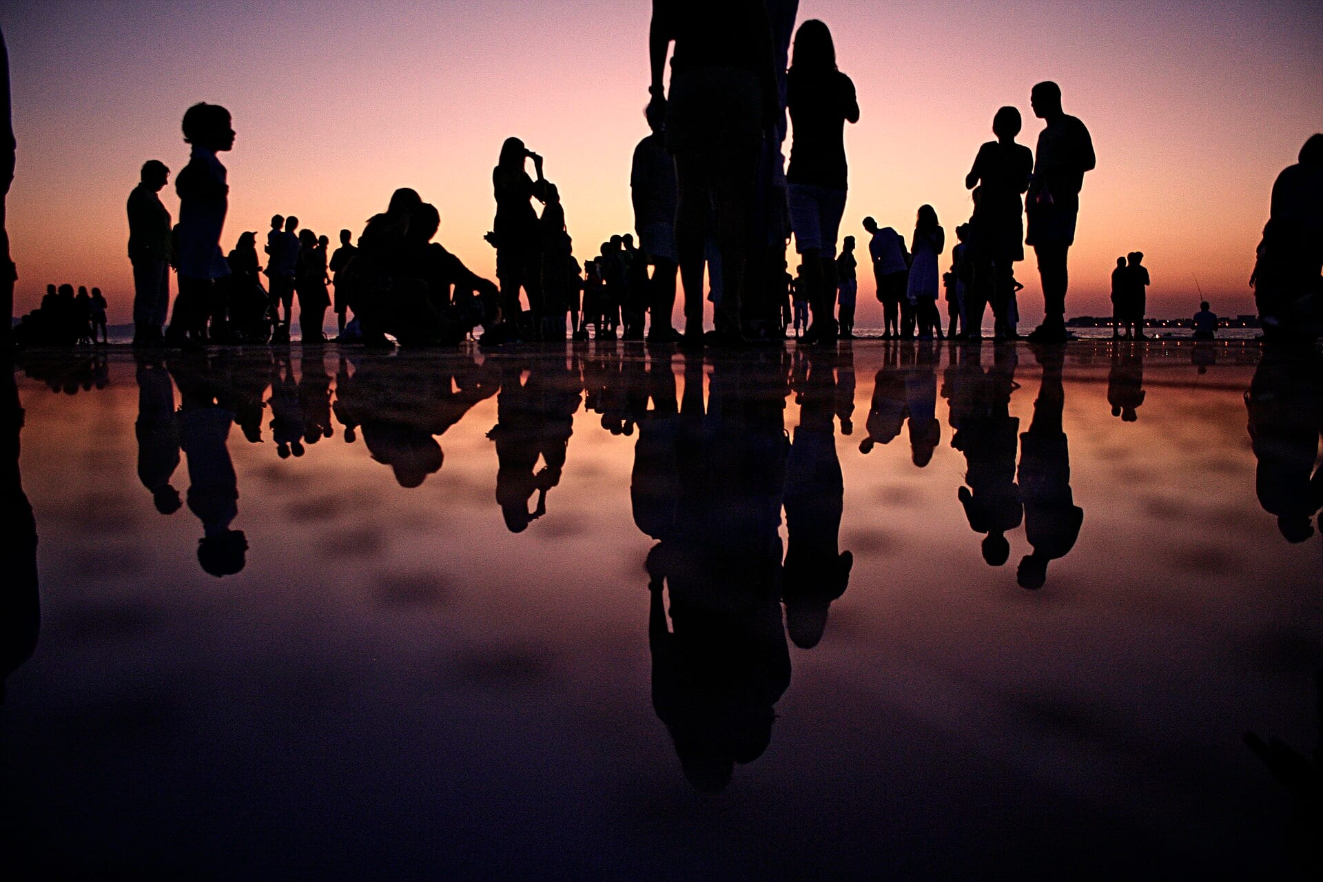 Silhouettes d'un groupe qui se retrouve au coucher du soleil